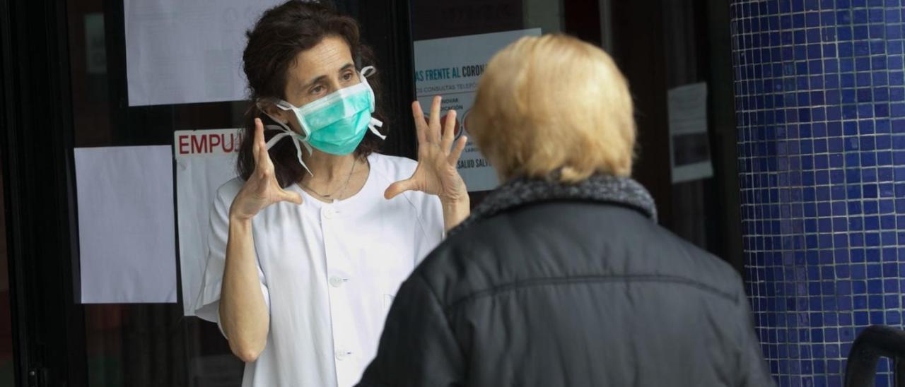 Una médica en el centro de salud de Soto del Barco atiende a la paciente a la puerta del edificio