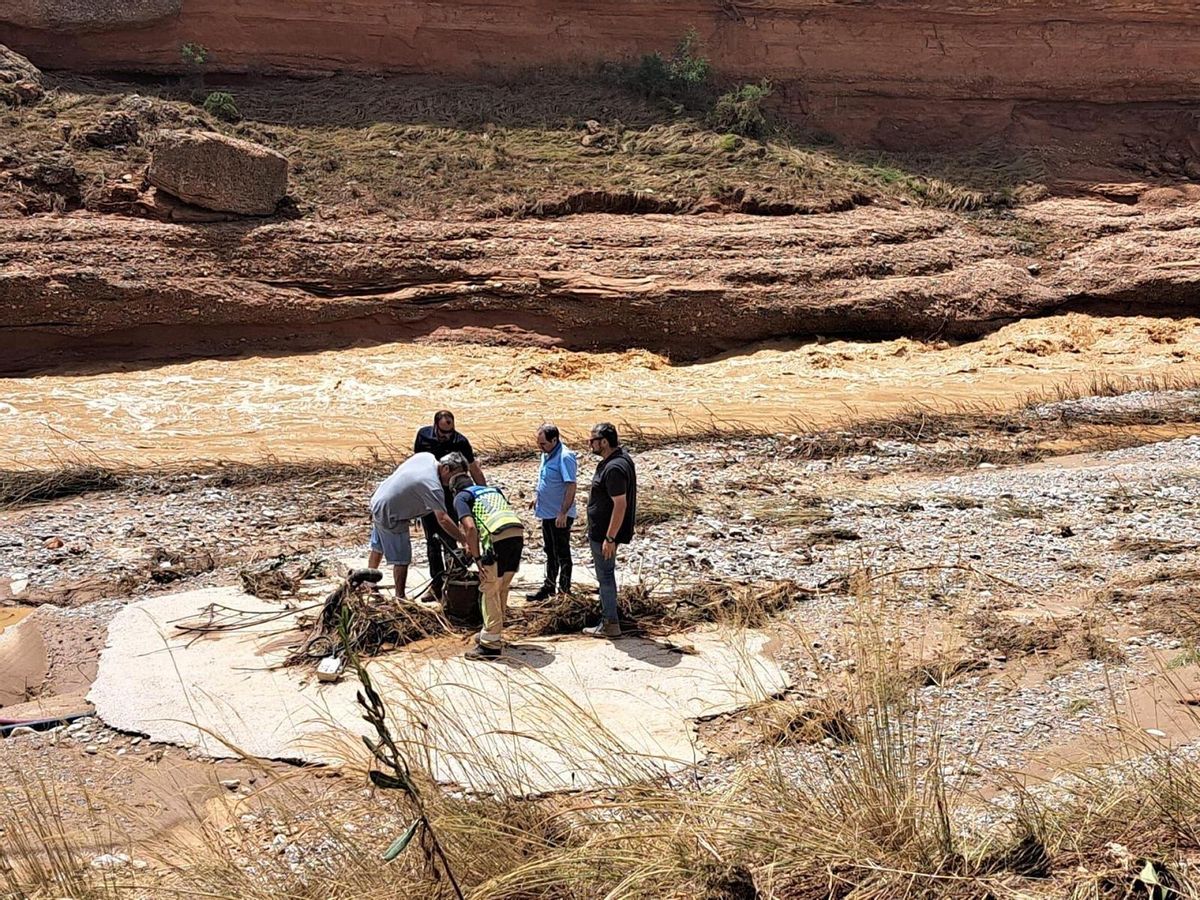Bomberos de la DPT llevan agua a Vinaceite, Almochuel y Azaila tras los destrozos causados por las tormentas