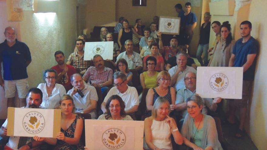 Els integrants de Salvem Garriguella a la reunió celebrada dimarts