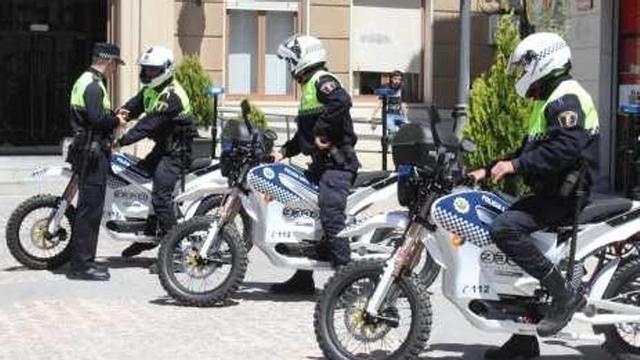 Agentes con las motos eléctricas el día de su presentación.