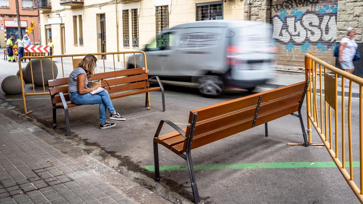 Carrer Taxdirt, una pequeña calle de Guinardó, sitúa bancos al nivel de la calzada.