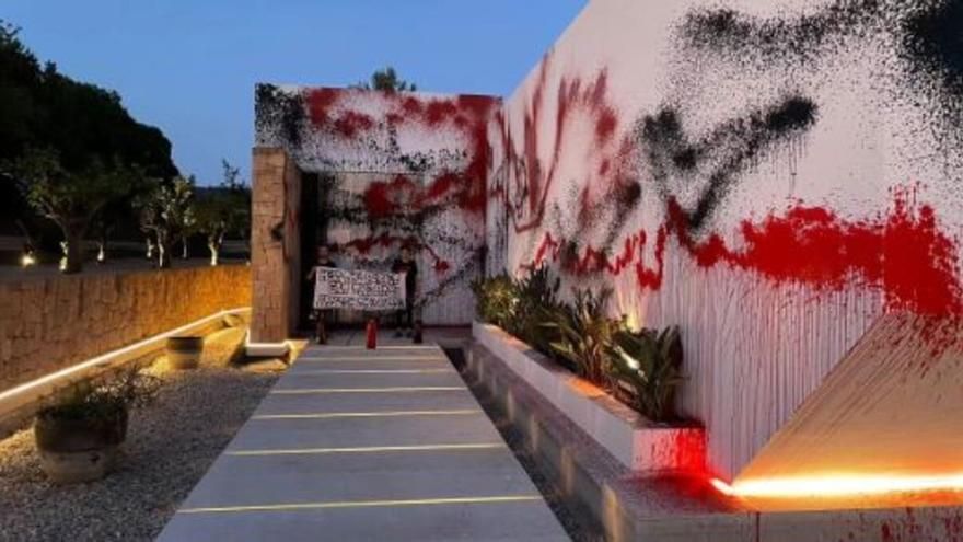 Die Aktivisten beschmierten die Fassade mit roter und schwarzer Farbe.