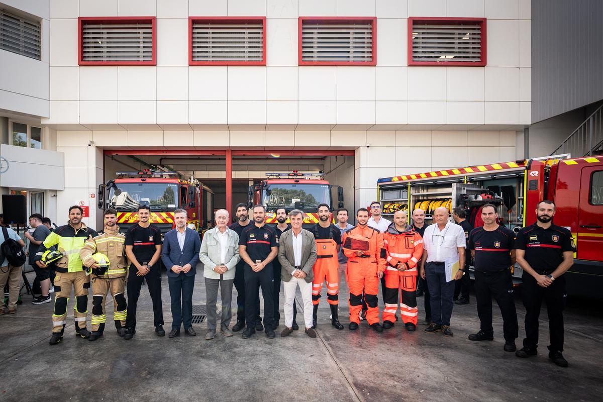 El equipo de bomberos y el Ayuntamiento de Málaga junto a las nuevas adquisiciones