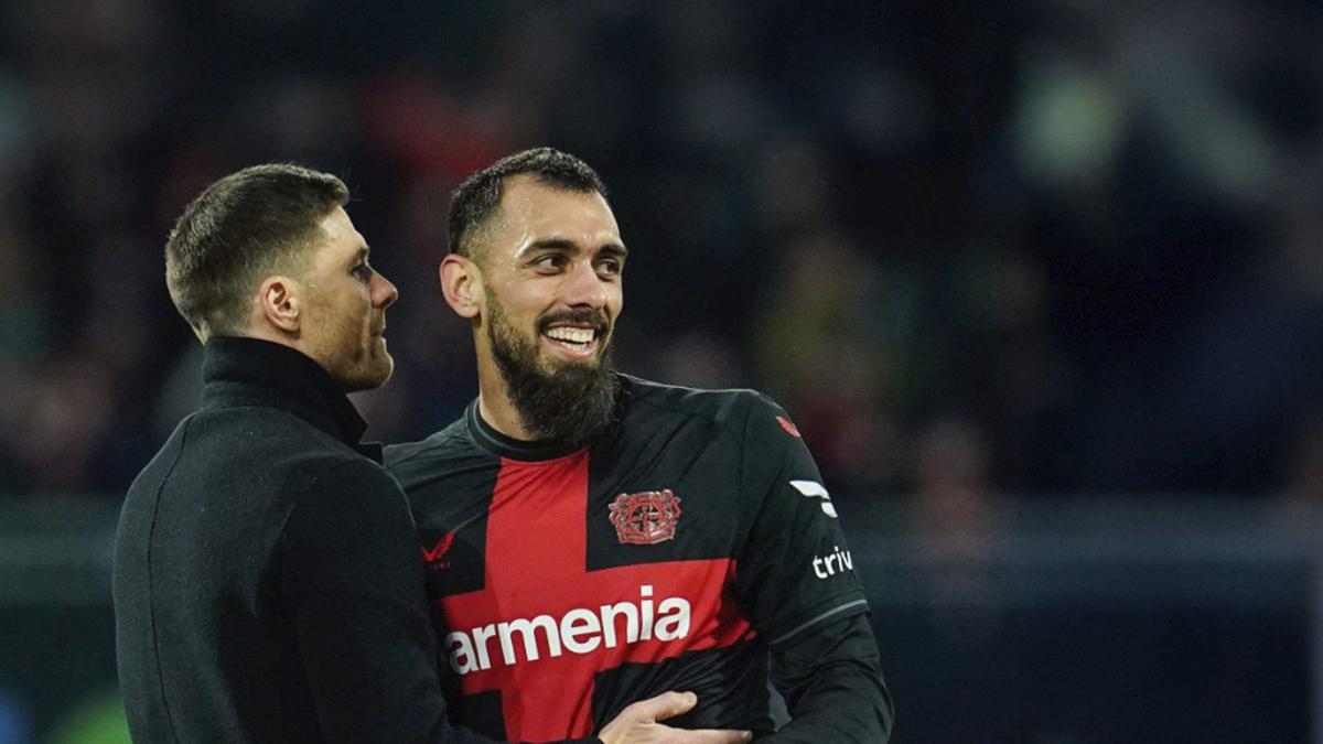 Xabi Alonso saluda a Borja Iglesias,en la etapa de ambos en el Leverkusen.