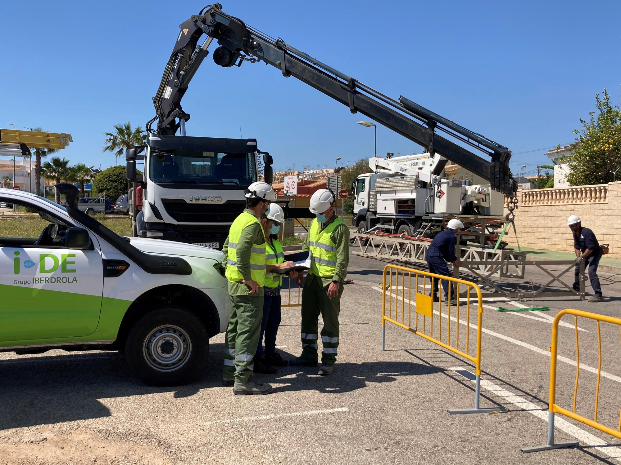 Obras de desmantelamiento de la línea de media tensión en el aparcamiento del hospital universitario de Torrevieja