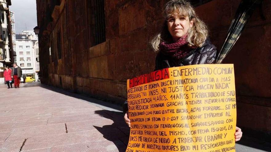 Eugenia Álvarez González, ayer, ante la sede del Tribunal Superior de Justicia de Asturias, en Oviedo.