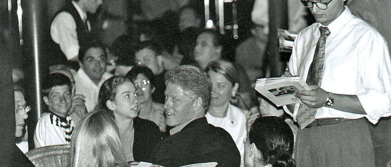 Bill Clinton escuchó música en el Cappuccino palmesano, a los pies del piso de Brahim en el Paseo Marítimo. | DIARIO DE MALLORCA