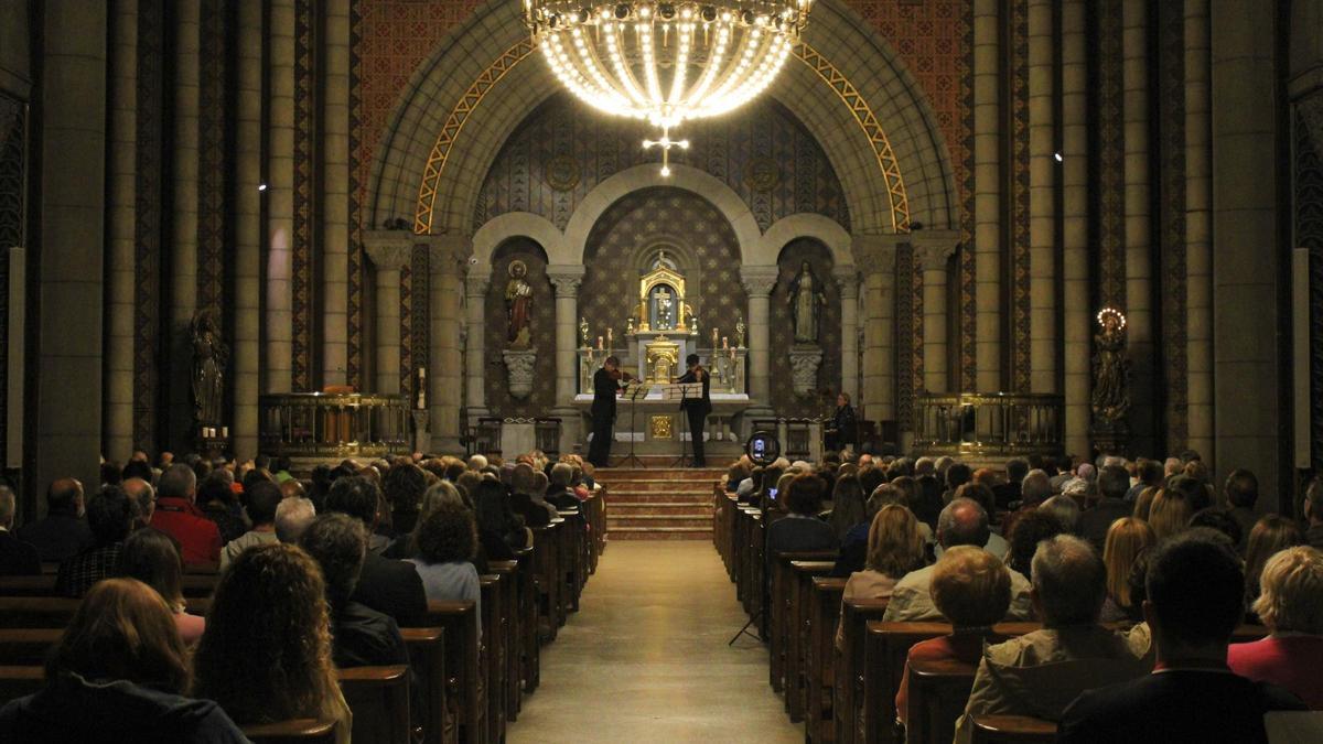 La iglesia de San Pedro de La Felguera, llena durante el concierto