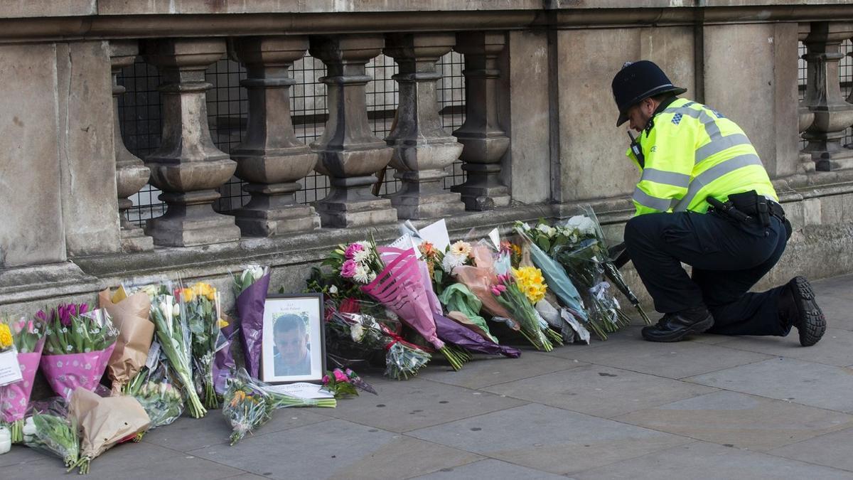 Recuerdo a las víctimas del atentado de Londres en el puente de Westminster, el 23 de marzo.