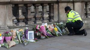 Recuerdo a las víctimas del atentado de Londres en el puente de Westminster, el 23 de marzo, un día después de la tragedia.