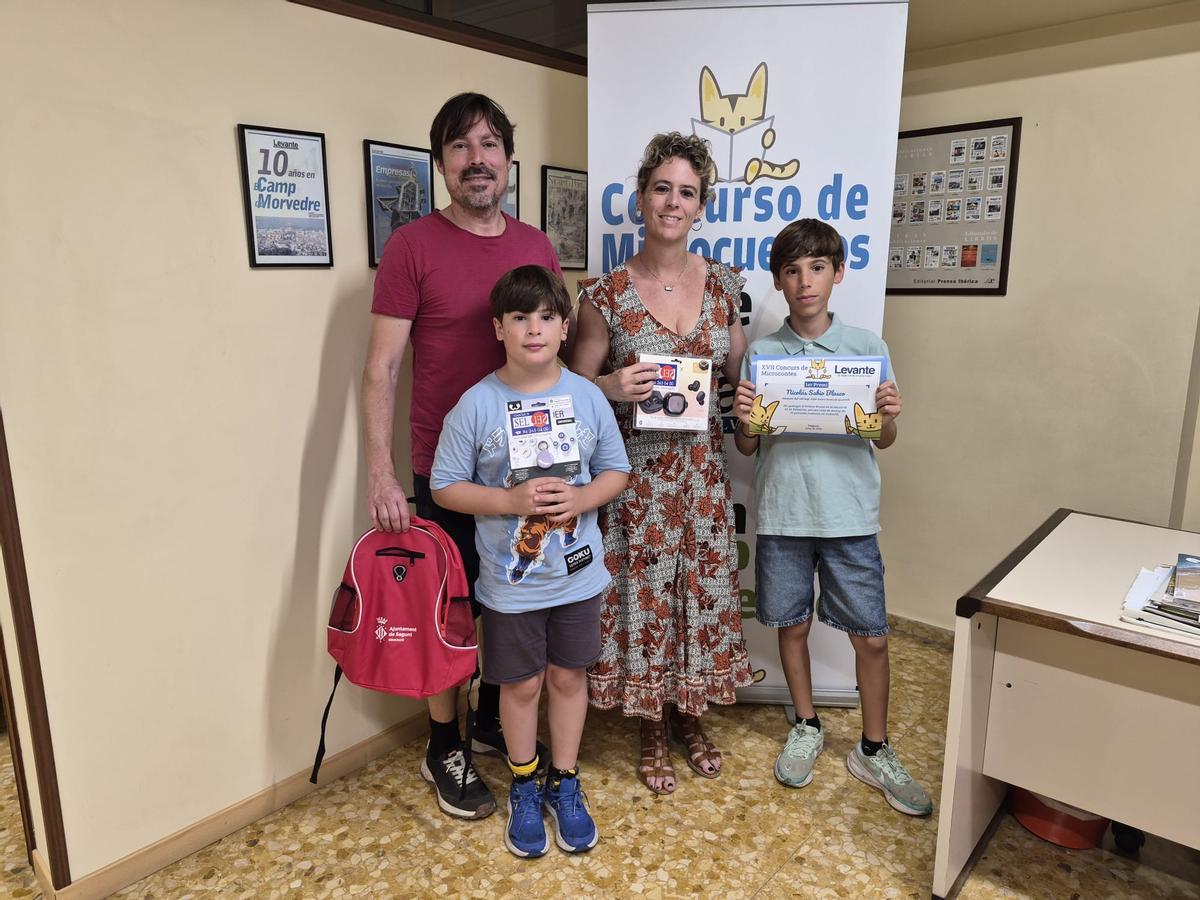 Concurso de Microcuentos: Los premiados recogen sus diplomas y regalos