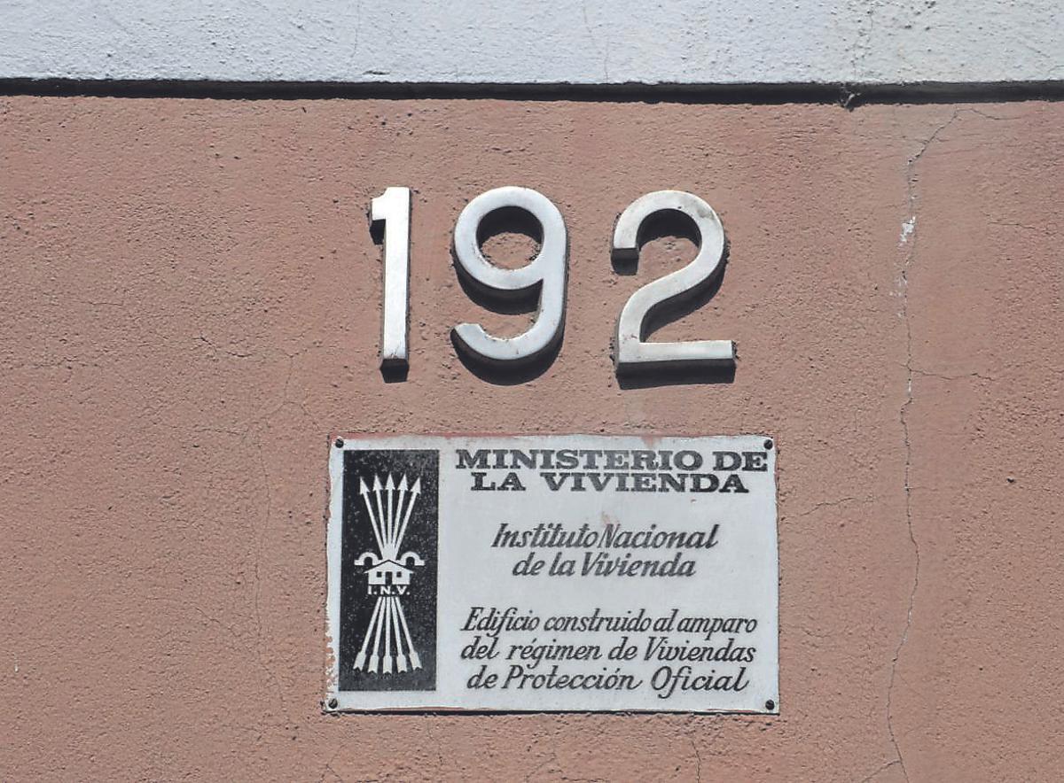 Imatge recent d’una placa franquista en un edifici de Girona.