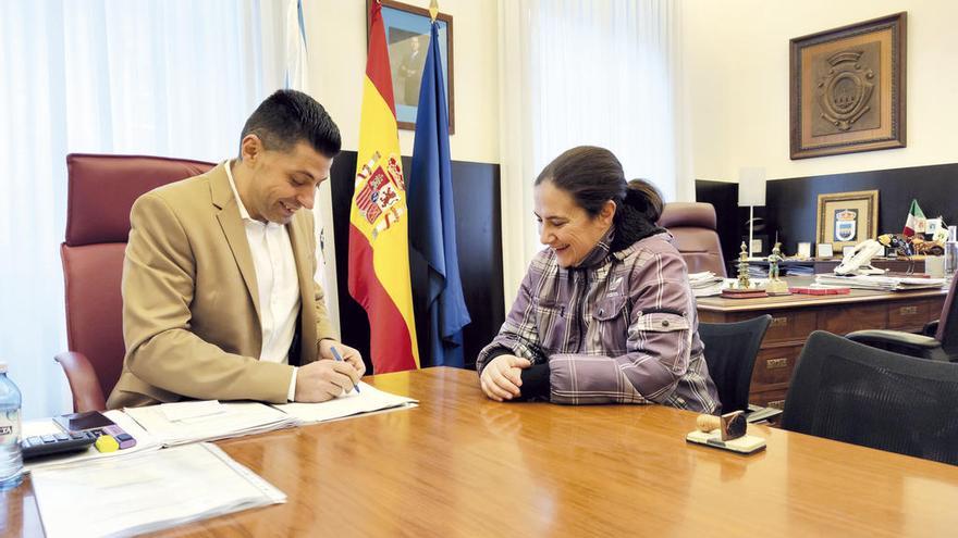 Firma del convenio entre el alcalde y la representante de Protección Civil de Redondela. // FdV