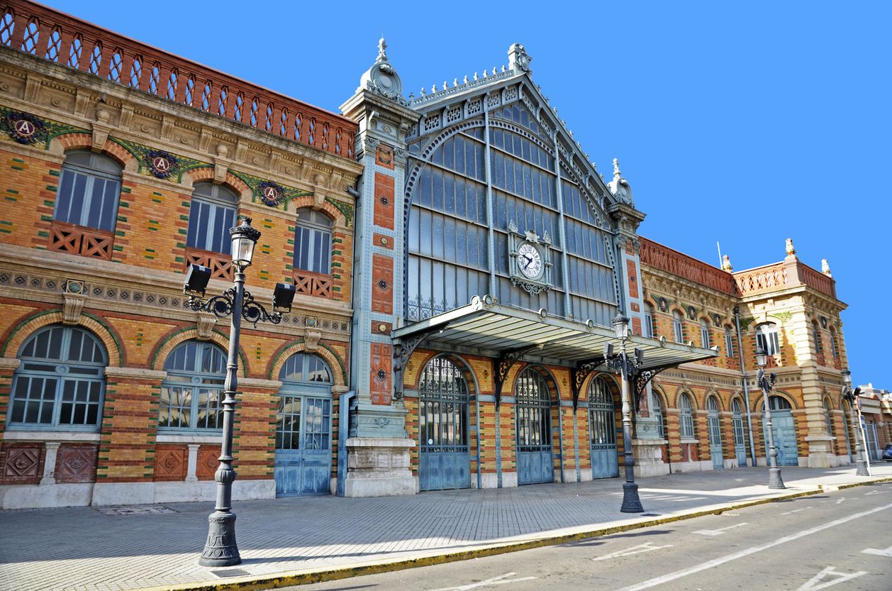 La estación de tren de Almería es una de las estaciones más bonitas de España.