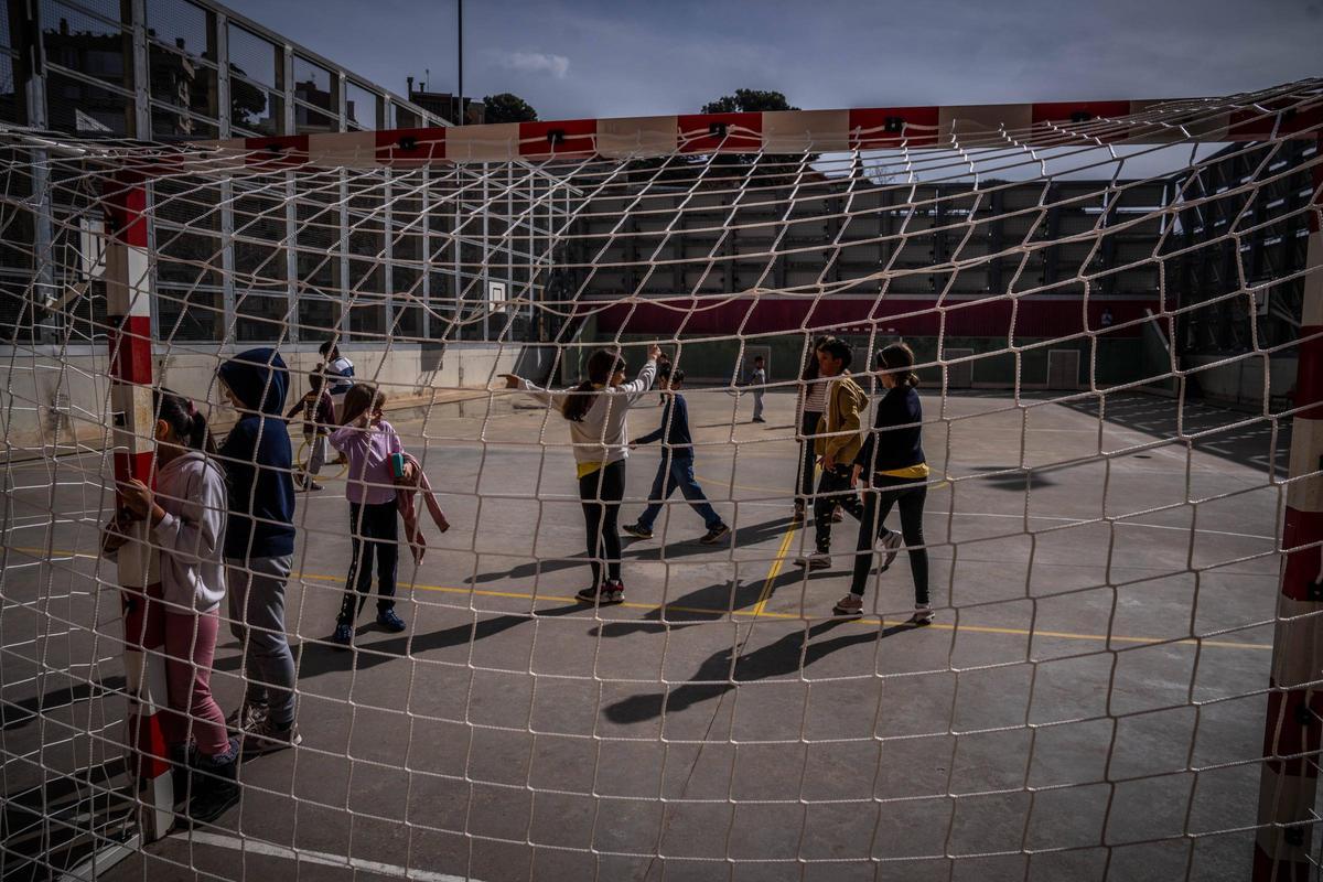 Niños juganto en el patio de la escuela, este curso en Barcelona.