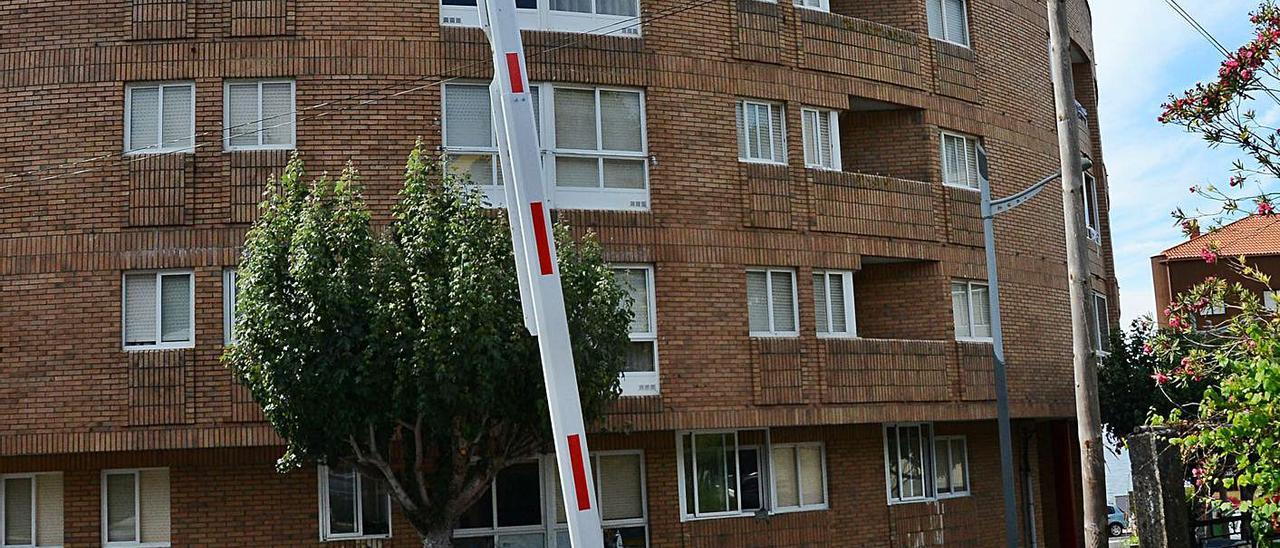 Una imagen del edificio Pintos, en Loureiro, en Bueu.