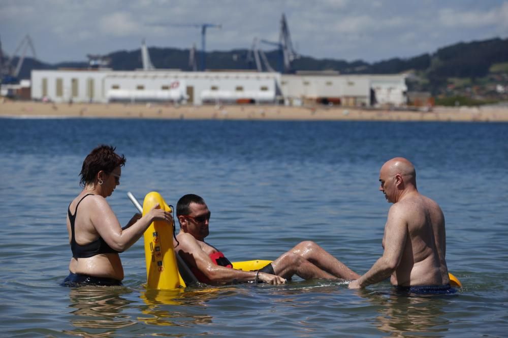 Servicio de baños en la playa de Poniente para personas con discapacidad