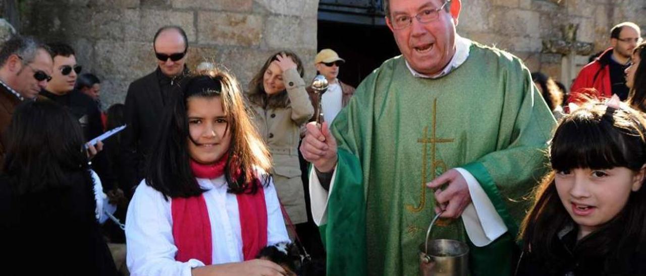 José Aldao, en una imagen de la tradicional bendición de San Antonio, con la iglesia parroquial al fondo. // Iñaki Abella