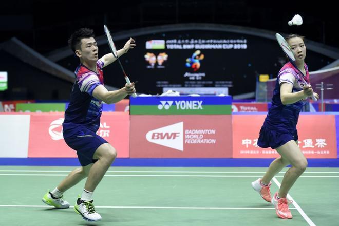 Huang Yaqiong (R) y Zheng Siwei (L) de China regresan a Lai Pei Jing y Tan Kian Meng de Malasia durante su partido de dobles mixtos de los campeonatos mundiales de bádminton de la Copa Sudirman 2019 en Nanning, en el sur de China, en Guangxi.