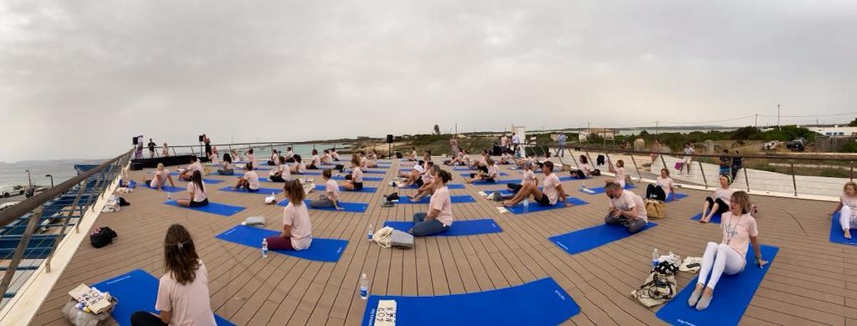Imagen de archivo de una clase de yoga colectiva en el puerto de la Savina