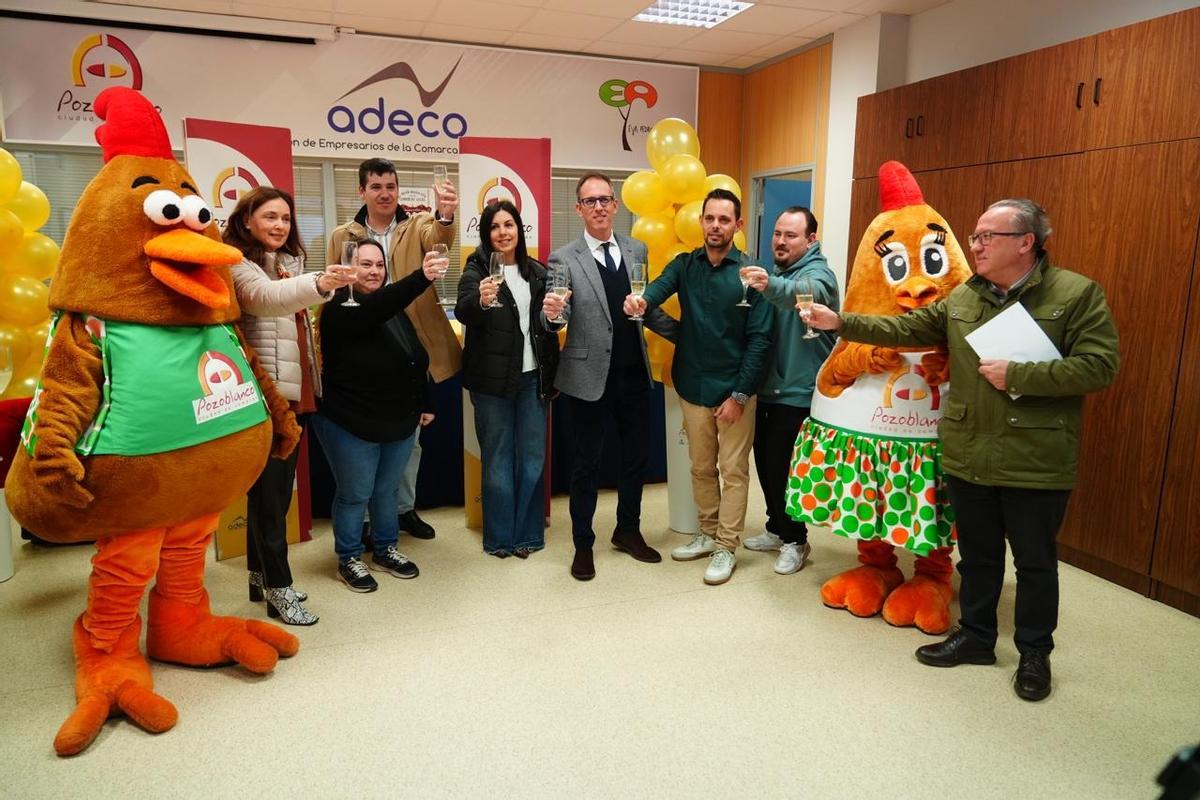 La ganadora del sorpeo brinda con los representantes del comercio y del Ayuntamiento antes de iniciar sus compras.