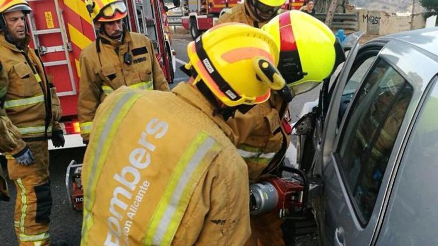 Una mujer, atrapada en un accidente con tres coches en los túneles del Mascarat