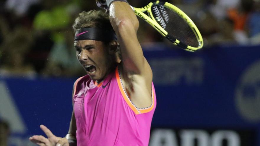 Nadal golpea la pelota en su partido ante Kyrgios en el torneo de Acapulco.