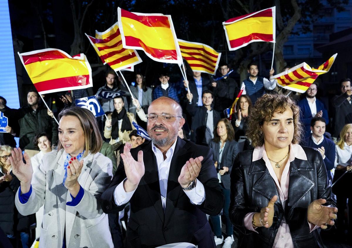 El candidato del PP a la Generalitat, Alejandro Fernández, acompañado por las diputadas Cuca Gamarra y Dolors Montserrat, durante el acto de inicio de campaña que los populares han celebrado hoy jueves en Castelldefels