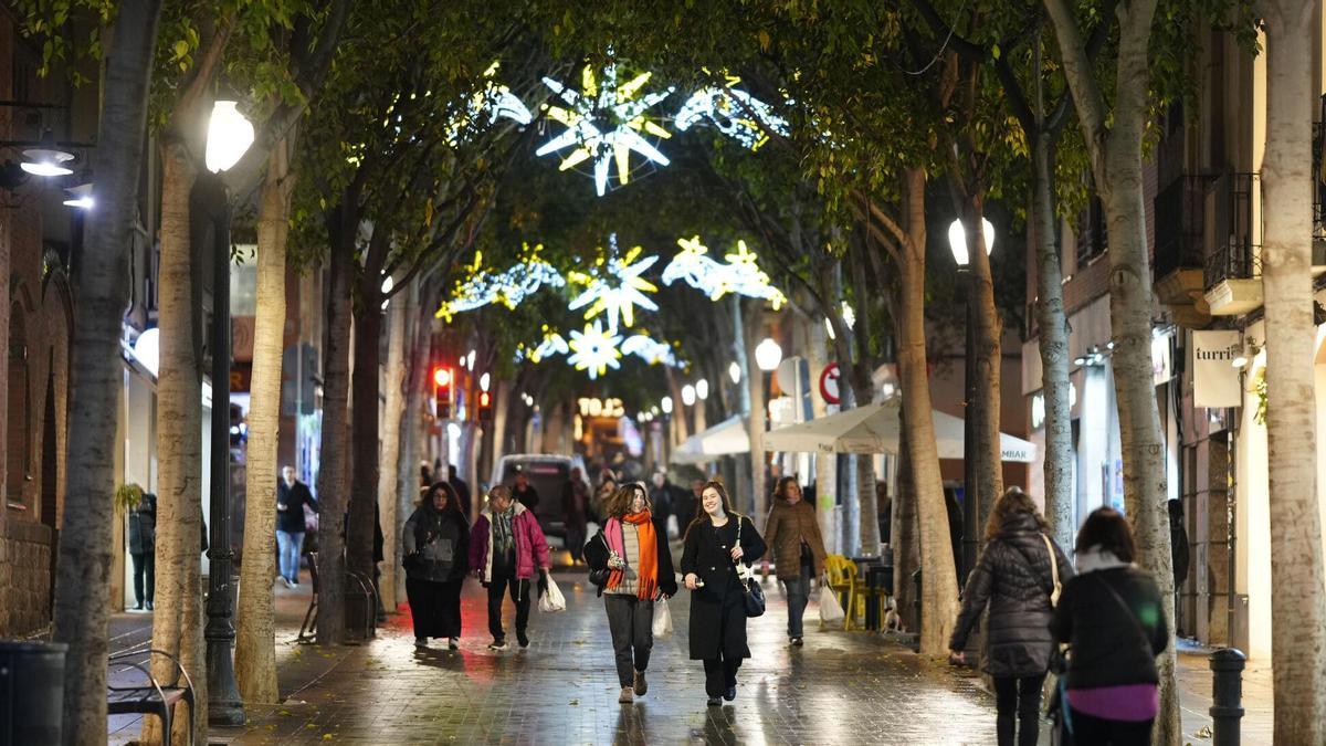 Luces de navidad en el eje comercial del carrer Rogent, en el Clot.