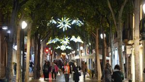 Barcelona 11/12/2024 Luces de navidad en el eje comercial del carrer Rogent , en el Clot Fotografía de Ferran Nadeu