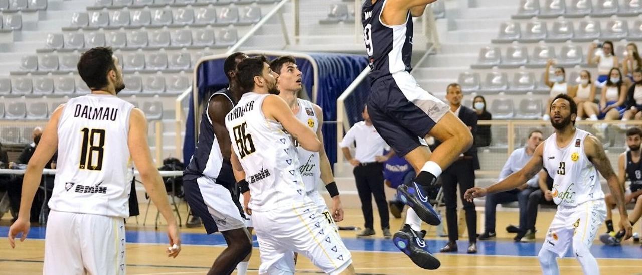 Lance del partido entre Cornellà y Alginet.