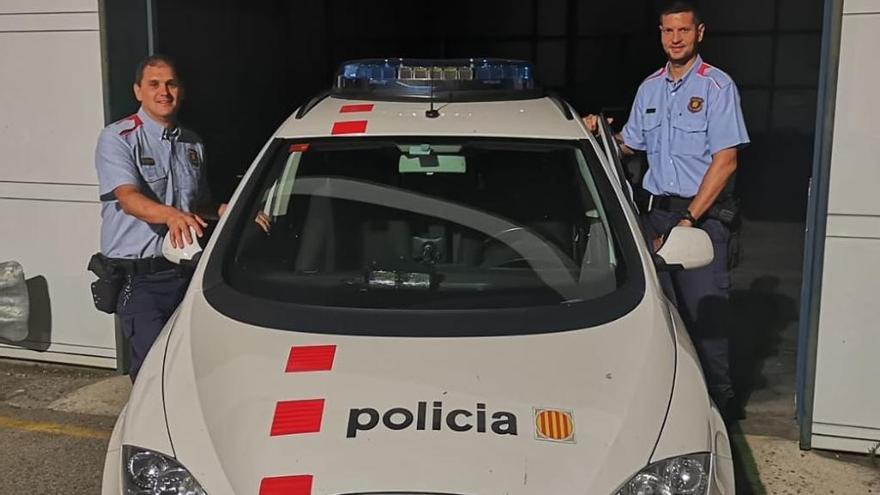 Els dos agents dels Mossos d&#039;Esquadra, a l&#039;esquerra, l&#039;Albert i a la dreta, en Gerard, amb un vehicle del cos policial