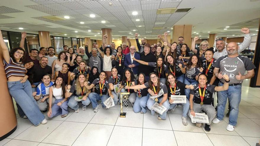 Visita del Rocasa a la redacción de LA PROVINCIA tras ganar la liga