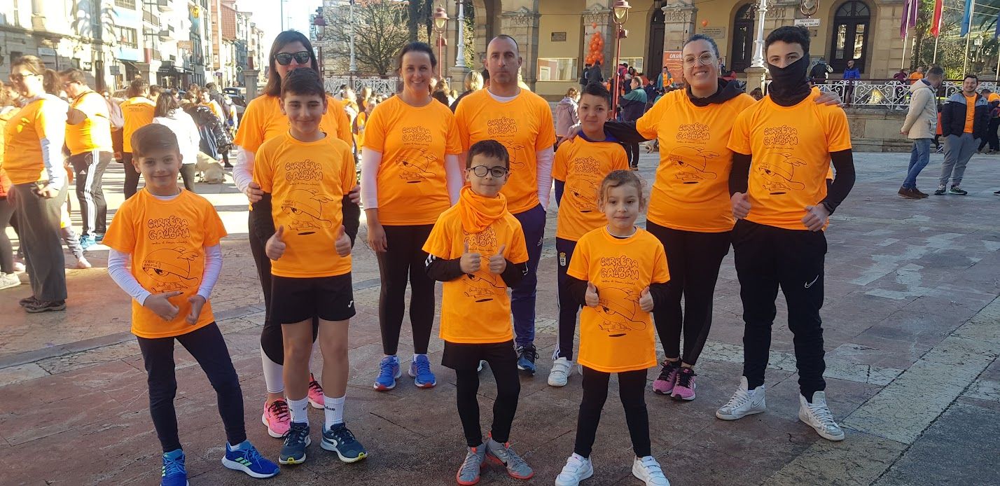 Una marea naranja de solidaridad inunda Villaviciosa: así fue la carrera de Galván