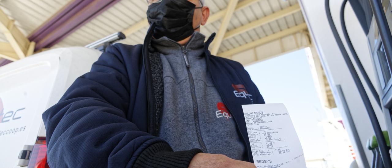 Antonio González, un conductor de Castelló, muestra el tíquet con el descuento de los 0,20 euros por litros de combustible.
