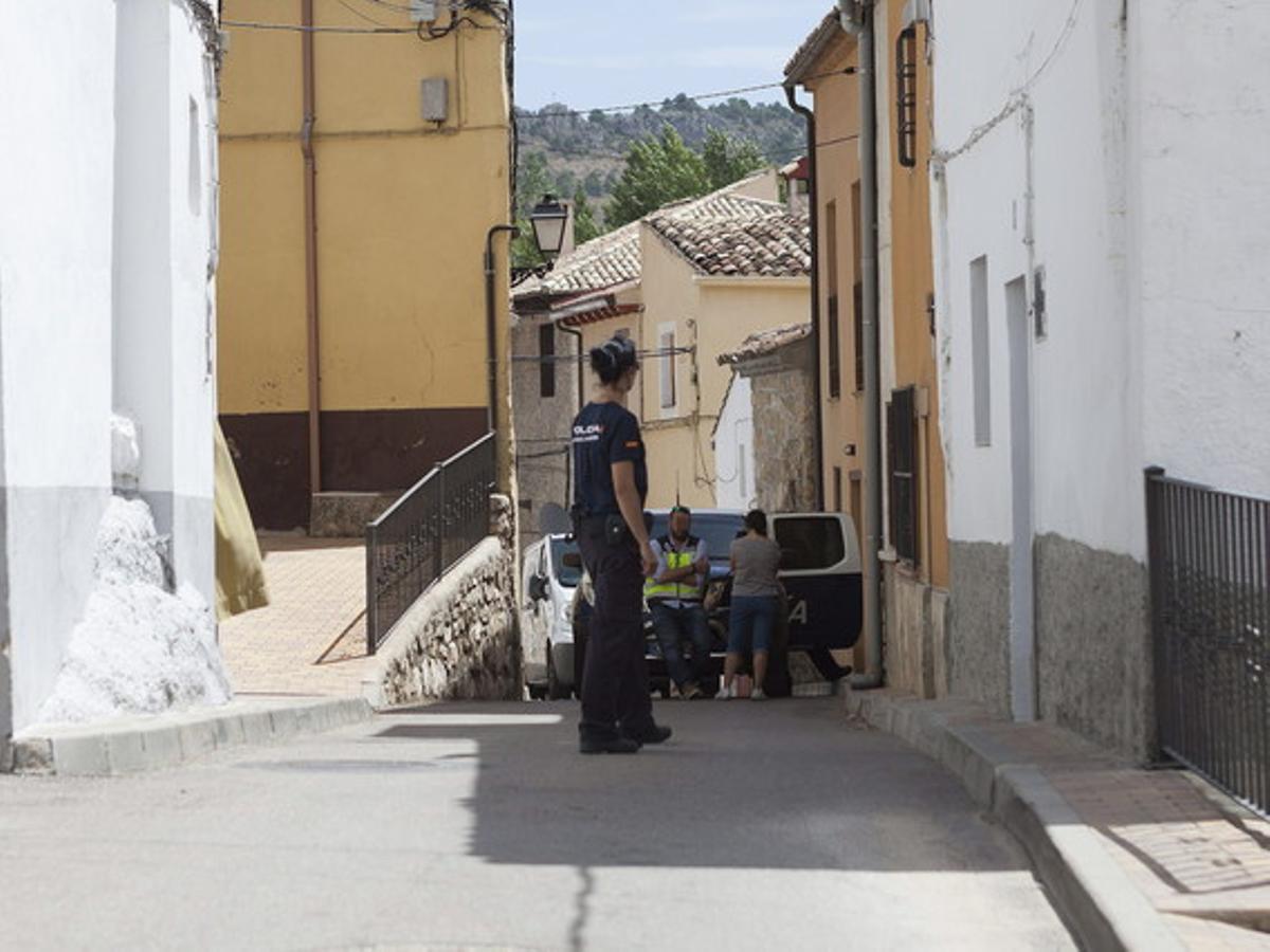 La policia, durant el registre de la casa familiar de Sergio Morante a Palomera (Conca).