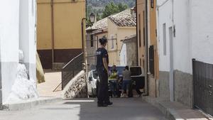 La policía, durante el registro de la casa familiar de Sergio Morante en Palomera (Cuenta).