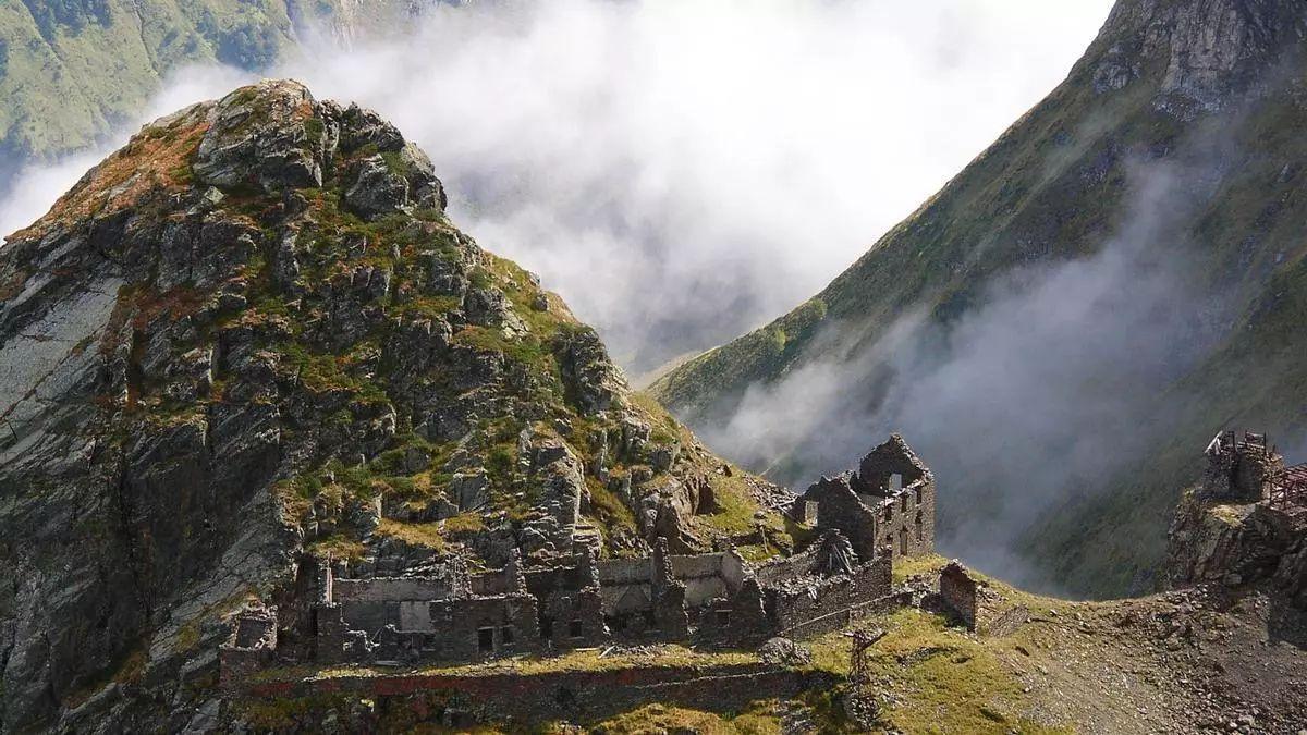 Descubre las maravillas de los Pirineos en la frontera francoespañola.