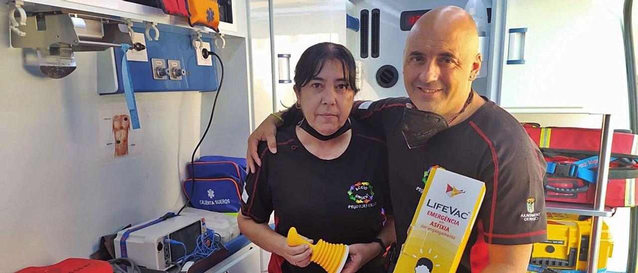 Los responsables del servicio de emergencias de Pego con el dispositivo LifeVac |