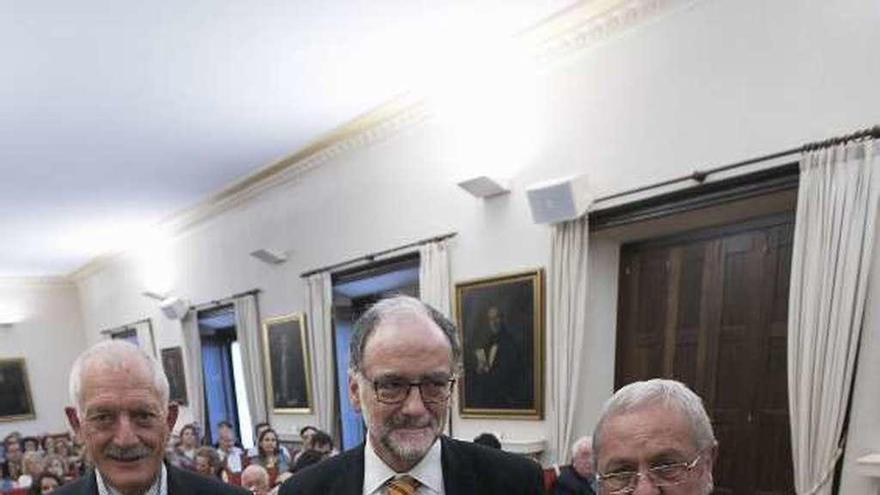 Por la izquierda, Ramón Rodríguez, director del RIDEA; José María Fernández Díaz-Formentí y Víctor Vázquez, ayer, en la sede del Real Instituto de Estudios Asturianos.