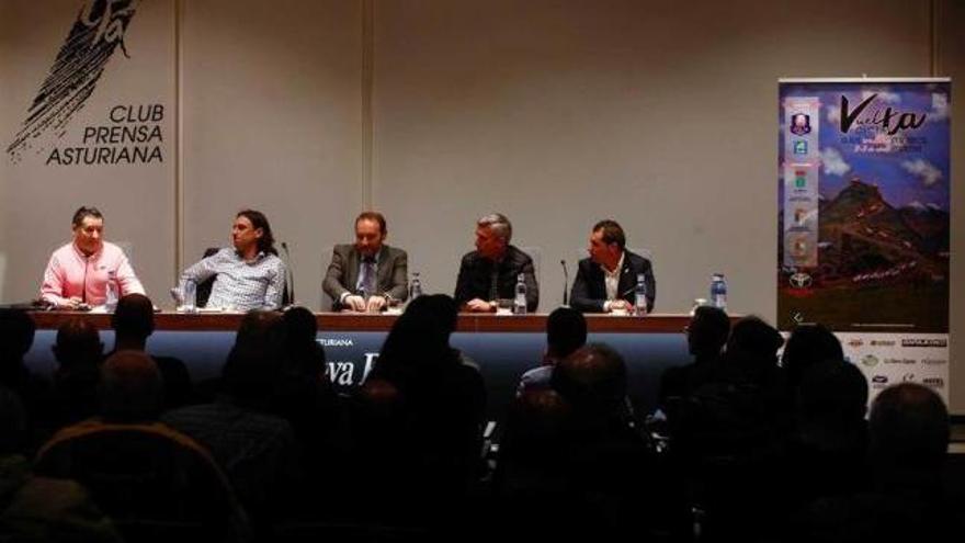 Por la izquierda, Florentino Fernández, &quot;Florín&quot;, Vicente Merino, Jesús Fernández, Marcelino Martínez y David Moreno, en el Club Prensa Asturiana de LA NUEVA ESPAÑA, durante la presentación de la ronda.