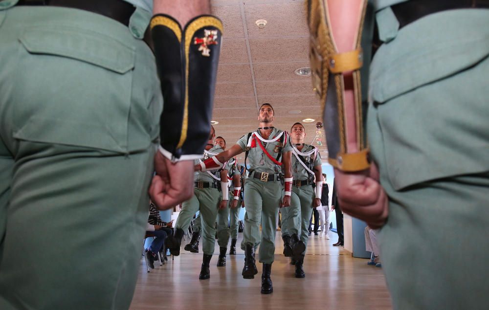 Visita de La Legión y la Cofradía de Mena a los niños del Hospital Materno.