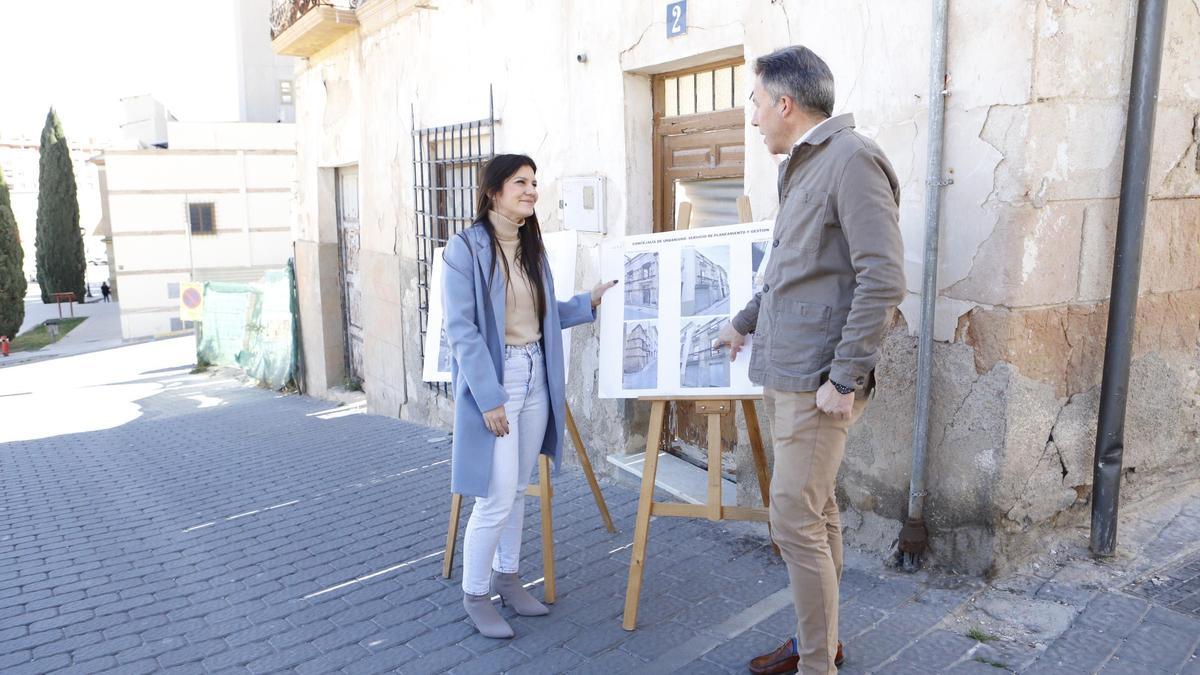 El alcalde de Lorca y la concejala de Urbanismo junto a una de las fachadas que ven reducida su protección, cercana al centro de visitantes de La Merced.