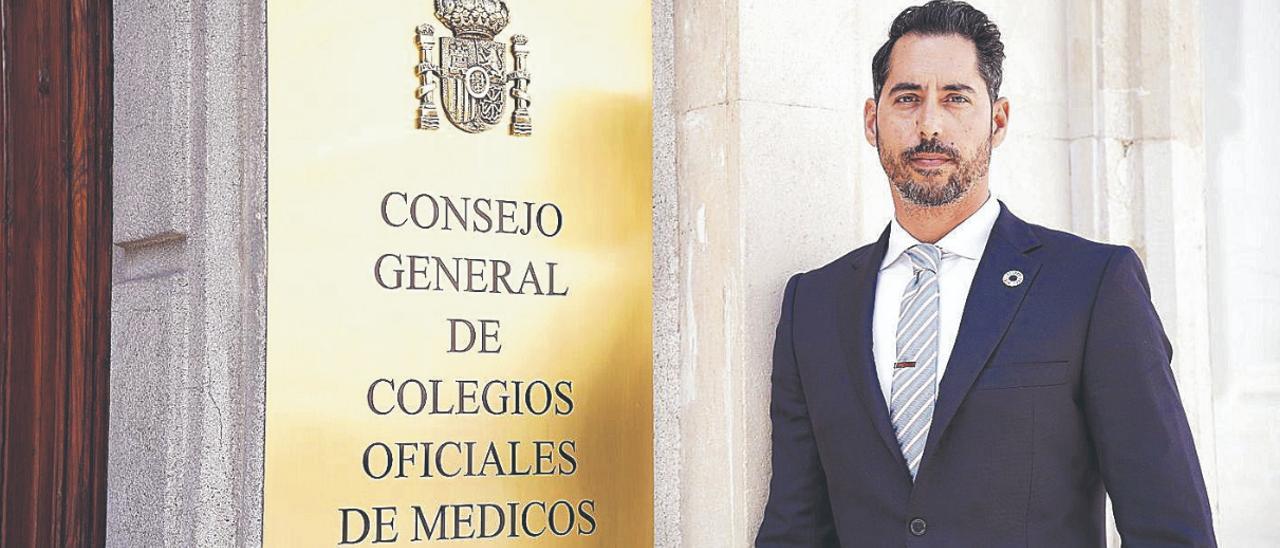 Carlos Cabrera, neumólogo del Hospital Dr. Negrín, en el Consejo General de Colegios Oficiales de Médicos.