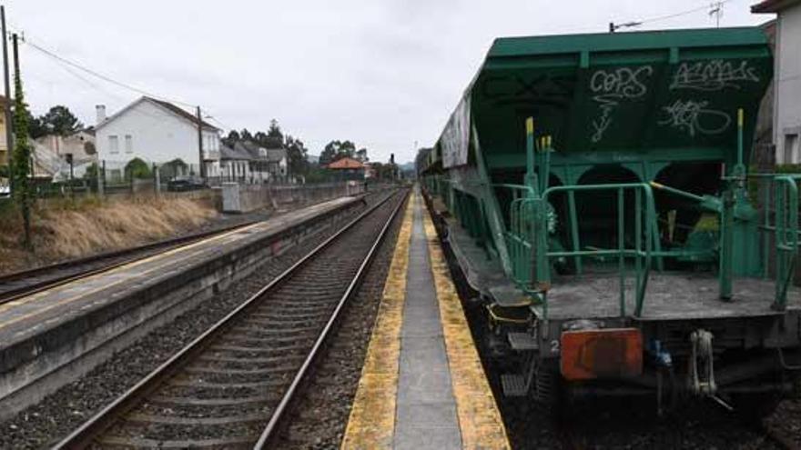 Un tren de mercancías, en la estación de Betanzos-Infesta.