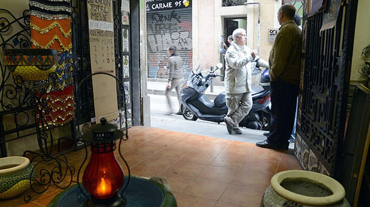 Aquest Nadal, el barceloní carrer del Carme canvia la tradicional il·luminació per senzills fanalets.