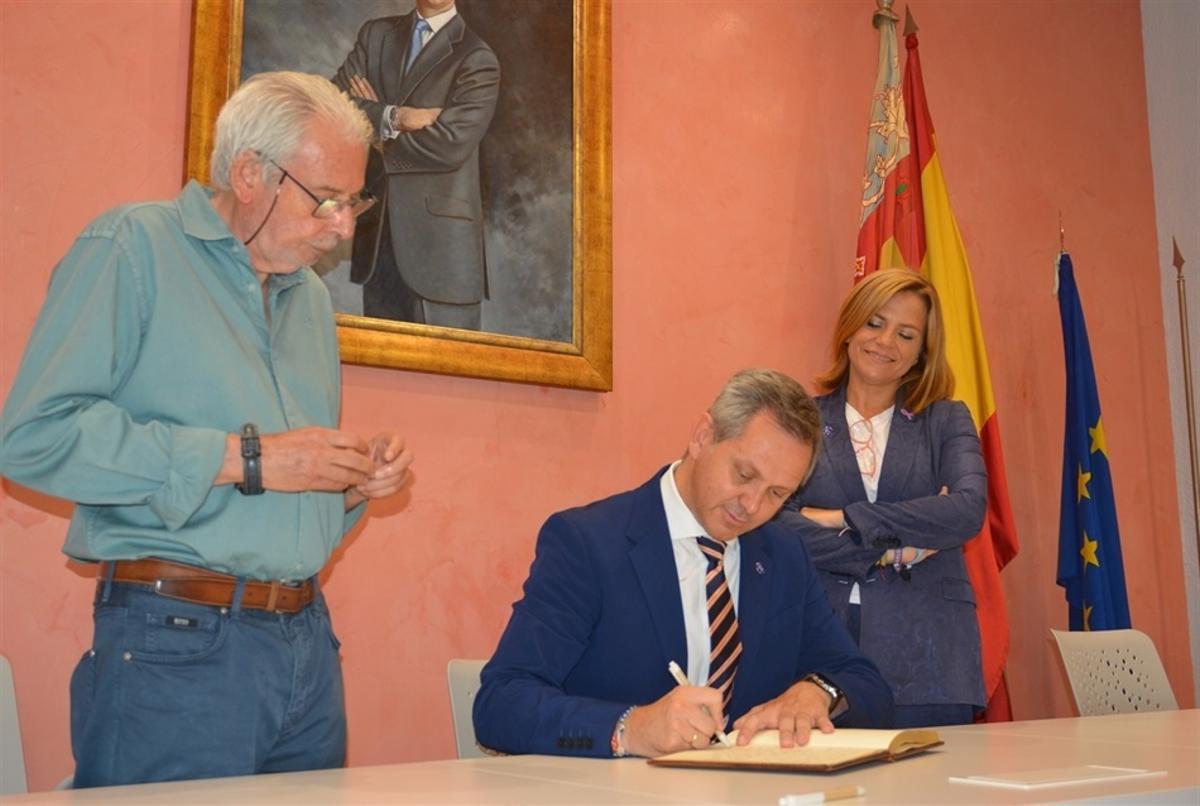 Firma del ministro Miñones en el libro de honor de Picanya.