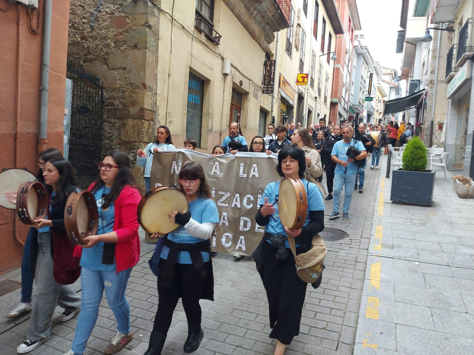 En imágenes: Así fue la manifestación contra el cierre de la Escuela de Música de Tineo