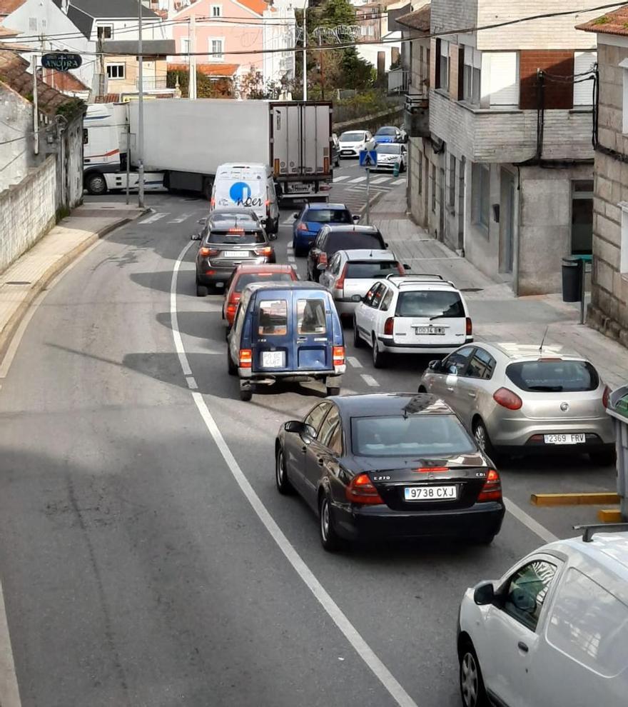 Los problemas y el tráfico pesado son constantes en calles como Xoán XXIII y Luis A. Mestre.