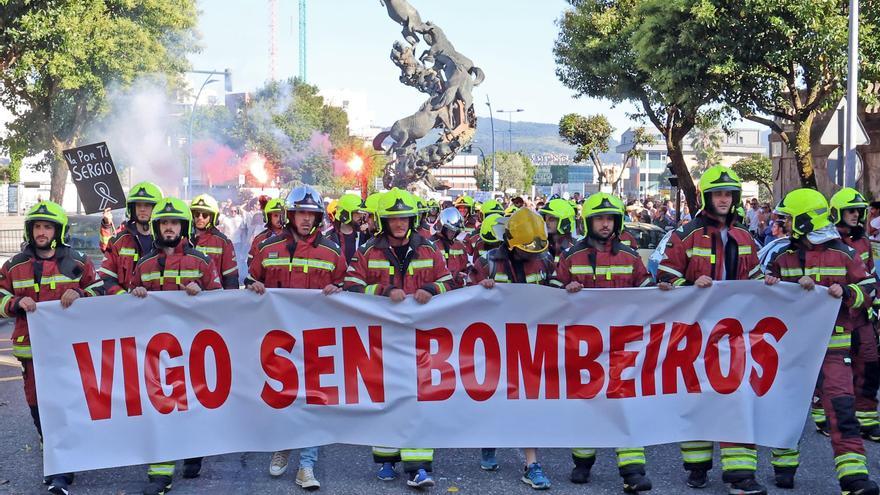 Los Bomberos de Vigo salen a la calle para reclamar más efectivos tras la muerte de un compañero